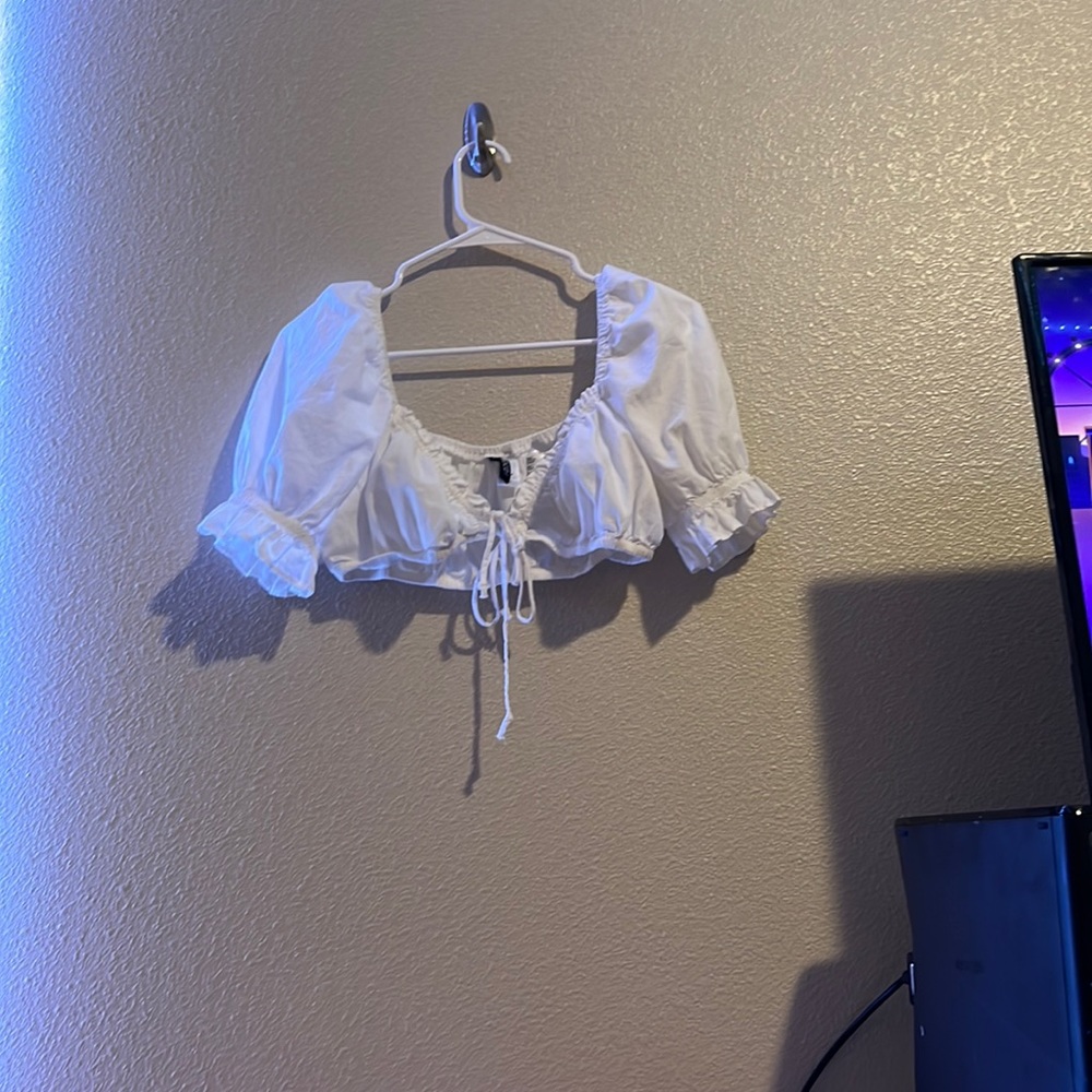 White puffy sleeve crop top